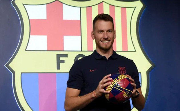 ẢNH NETO RA  MẮT Ở CAMP NOU - Bóng Đá
