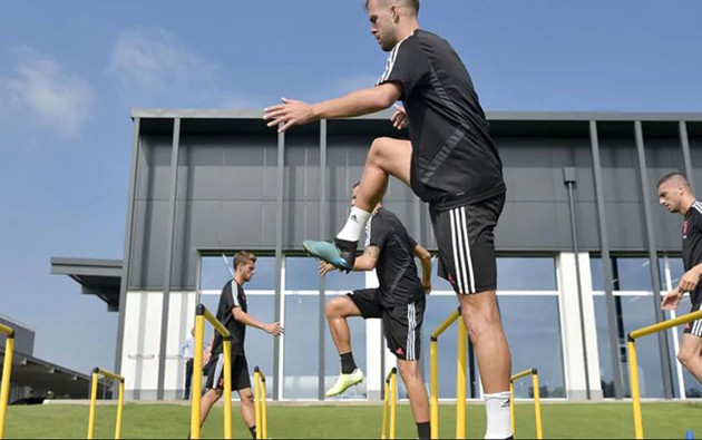 Ronaldo, De Ligt và đồng đội miệt mài 'luyện công' cùng Sarri - Bóng Đá