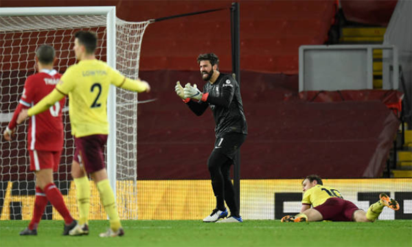 Alisson ôm mặt hối hận sau khi 