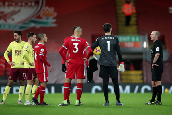 Alisson ôm mặt hối hận sau khi 