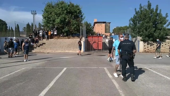 Valencia fans gather to protest against Peter Lim and Anil Murthy - Bóng Đá