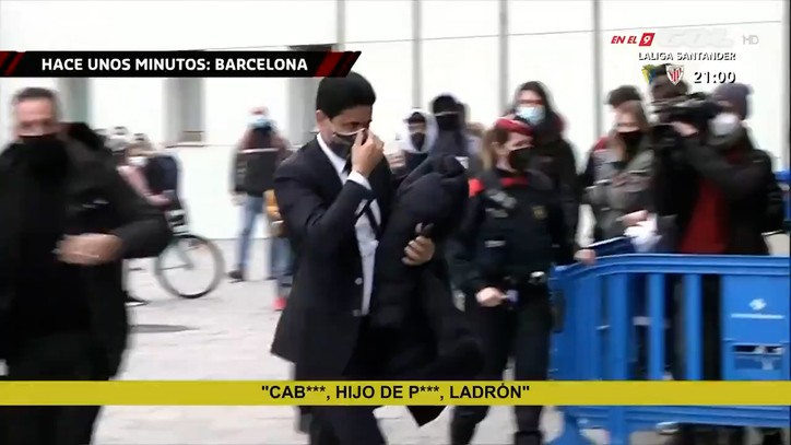 Al-Khelaifi insulted upon arrival in Barcelona: Leave Messi alone, thief! - Bóng Đá