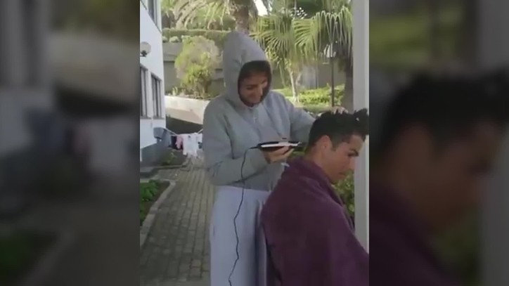 Cristiano Ronaldo turns to girlfriend Georgina for lockdown haircut - Bóng Đá