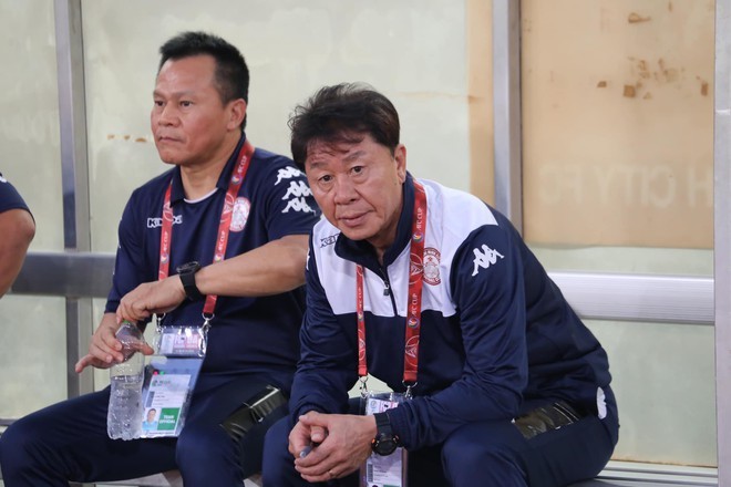 HLV Chung Hae-soung thận trọng nói về cặp song sát 