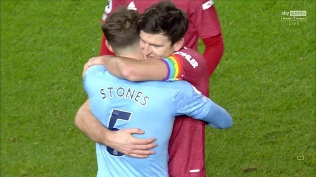 Maguire ôm kình địch - Bóng Đá