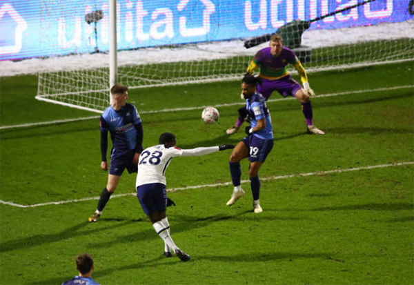 Ndombele biến 2 hậu vệ Wycombe thành gã hề, giúp Spurs thắng đậm - Bóng Đá
