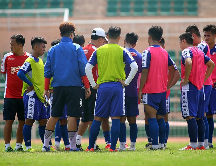 HLV Chung Hae-soung vất vả, cầm tay chỉ việc cho các cầu thủ CLB TP.HCM - Bóng Đá