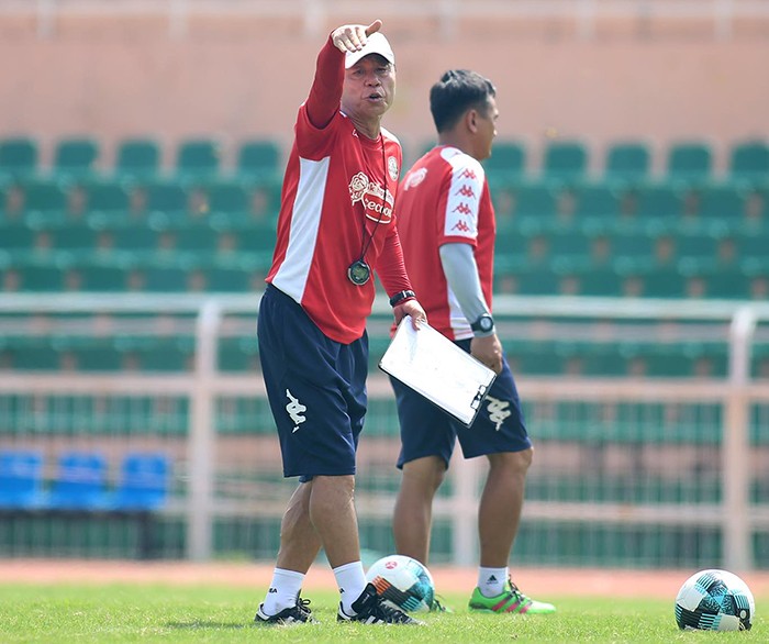 HLV Chung Hae-soung vất vả, cầm tay chỉ việc cho các cầu thủ CLB TP.HCM - Bóng Đá