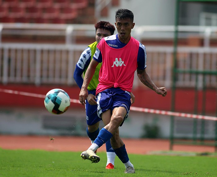 HLV Chung Hae-soung vất vả, cầm tay chỉ việc cho các cầu thủ CLB TP.HCM - Bóng Đá