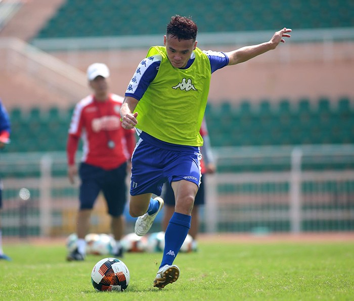 HLV Chung Hae-soung vất vả, cầm tay chỉ việc cho các cầu thủ CLB TP.HCM - Bóng Đá