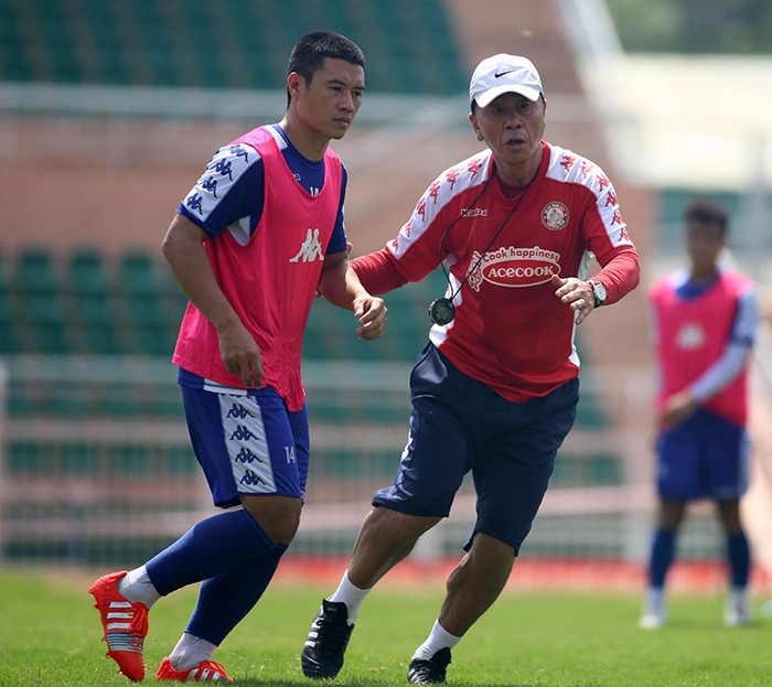 HLV Chung Hae-soung vất vả, cầm tay chỉ việc cho các cầu thủ CLB TP.HCM - Bóng Đá