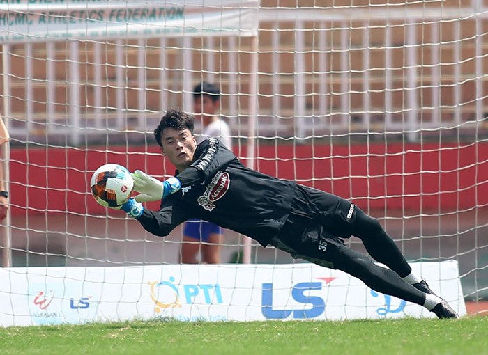 HLV Chung Hae-soung vất vả, cầm tay chỉ việc cho các cầu thủ CLB TP.HCM - Bóng Đá