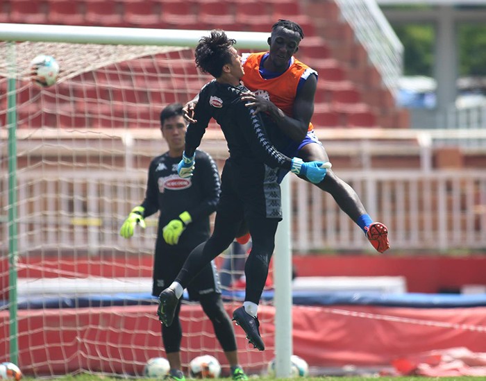 HLV Chung Hae-soung vất vả, cầm tay chỉ việc cho các cầu thủ CLB TP.HCM - Bóng Đá