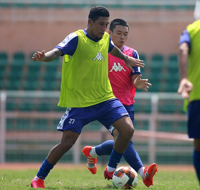 HLV Chung Hae-soung vất vả, cầm tay chỉ việc cho các cầu thủ CLB TP.HCM - Bóng Đá