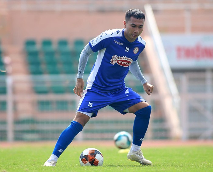 HLV Chung Hae-soung vất vả, cầm tay chỉ việc cho các cầu thủ CLB TP.HCM - Bóng Đá