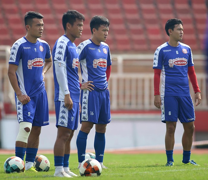 HLV Chung Hae-soung vất vả, cầm tay chỉ việc cho các cầu thủ CLB TP.HCM - Bóng Đá