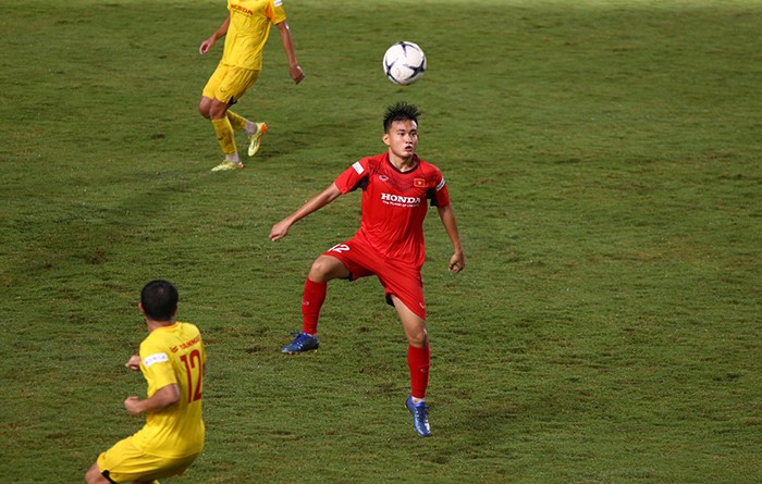 Sao trẻ CLB Long An ghi bàn trong trận đấu nội bộ U22 Việt Nam - Bóng Đá