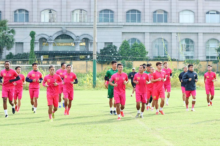 Đội đầu bảng V-League 2020 miệt mài tập luyện chờ ngày giải đấu trở lại - Bóng Đá