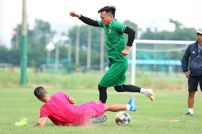 Đội đầu bảng V-League 2020 miệt mài tập luyện chờ ngày giải đấu trở lại - Bóng Đá