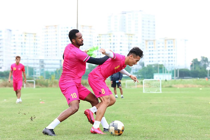 Đội đầu bảng V-League 2020 miệt mài tập luyện chờ ngày giải đấu trở lại - Bóng Đá