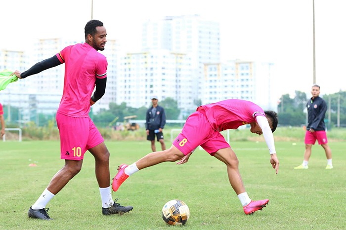 Đội đầu bảng V-League 2020 miệt mài tập luyện chờ ngày giải đấu trở lại - Bóng Đá