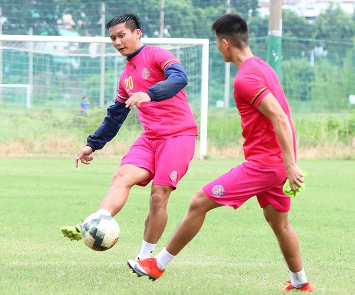 Đội đầu bảng V-League 2020 miệt mài tập luyện chờ ngày giải đấu trở lại - Bóng Đá