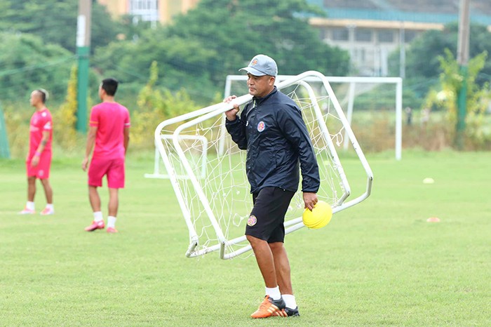 Đội đầu bảng V-League 2020 miệt mài tập luyện chờ ngày giải đấu trở lại - Bóng Đá