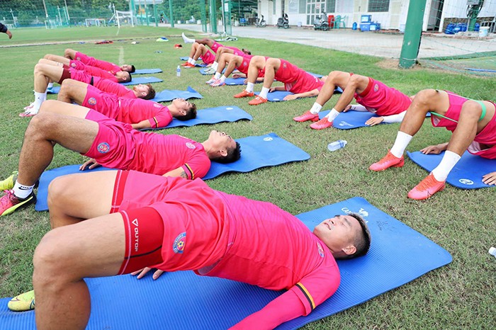 Đội đầu bảng V-League 2020 miệt mài tập luyện chờ ngày giải đấu trở lại - Bóng Đá