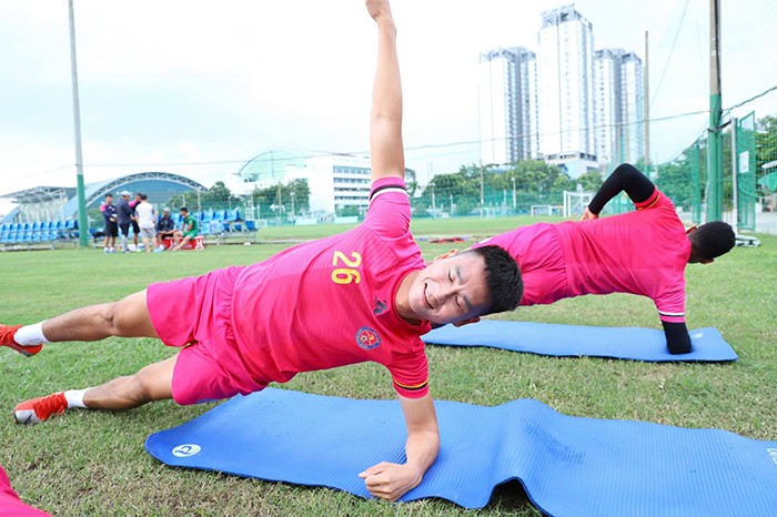 Đội đầu bảng V-League 2020 miệt mài tập luyện chờ ngày giải đấu trở lại - Bóng Đá