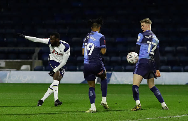 Ndombele biến 2 hậu vệ Wycombe thành gã hề, giúp Spurs thắng đậm - Bóng Đá