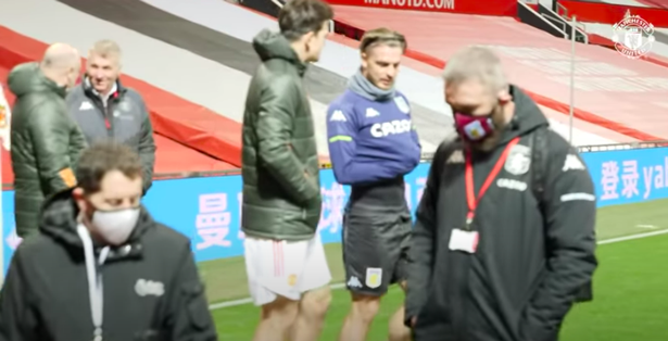 CĐV Man Utd mừng rỡ khi bắt gặp hình ảnh Maguire trò chuyện cùng Grealish - Bóng Đá