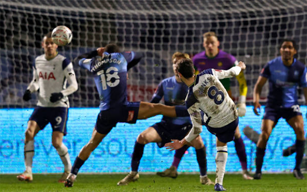 Ndombele biến 2 hậu vệ Wycombe thành gã hề, giúp Spurs thắng đậm - Bóng Đá