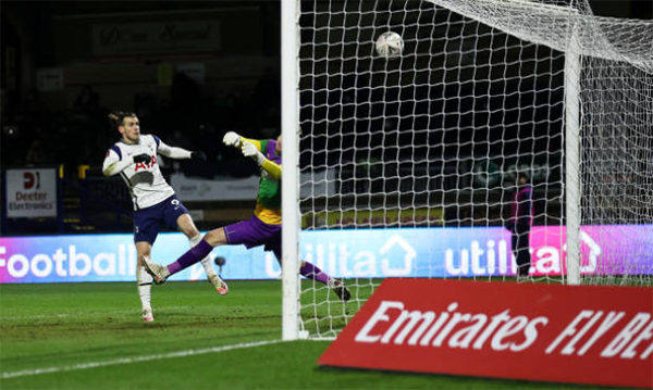 Ndombele biến 2 hậu vệ Wycombe thành gã hề, giúp Spurs thắng đậm - Bóng Đá