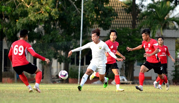 Anh Đức lập cú đúp, CLB Long An thắng đậm 