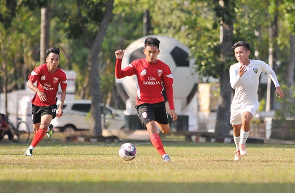 Anh Đức lập cú đúp, CLB Long An thắng đậm 