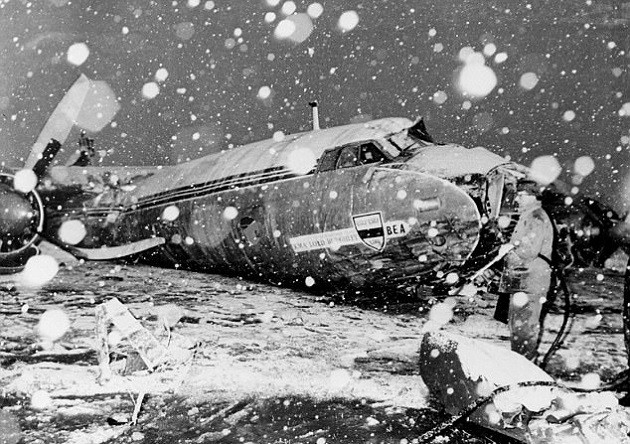 When United and City played in unbranded kits to mark the 50th anniversary of the Munich air disaster  - Bóng Đá