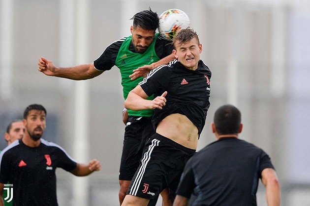 Vắng HLV Sarri, dàn sao Juventus vẫn miệt mài tập luyện - Bóng Đá