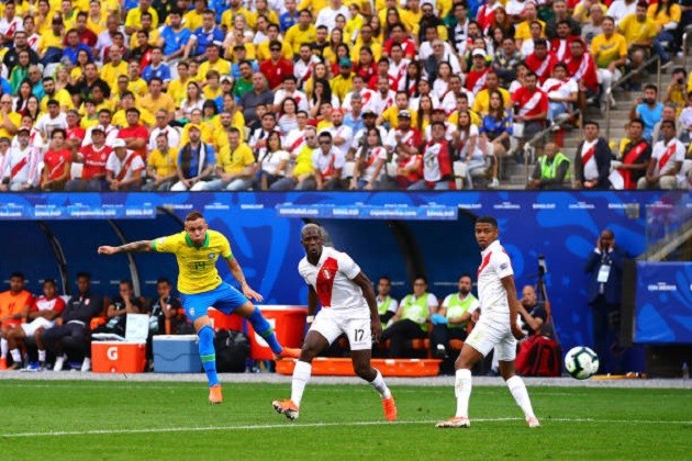 Firmino khiến NHM Selecao phát sốt với tuyệt kĩ 