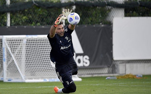 ndrea Pirlo takes first session at Juventus as his squad begin pre-season training just 17 days after last campaign finished - Bóng Đá