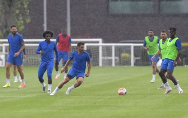 Fan Chelsea ném đá Jorginho - Bóng Đá