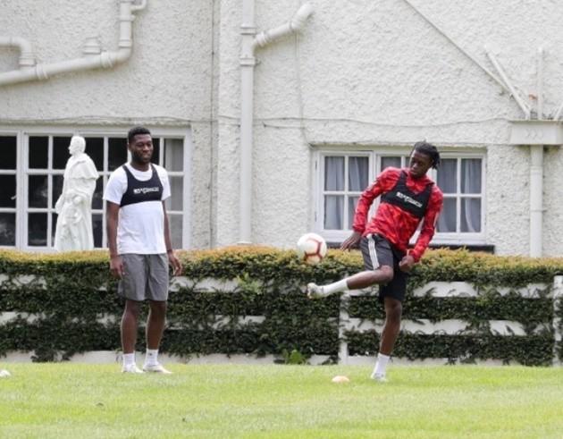 Man Utd stars Wan-Bissaka and Fosu-Mensah ordered to leave school training ground after trying to exercise in Cheshire - Bóng Đá