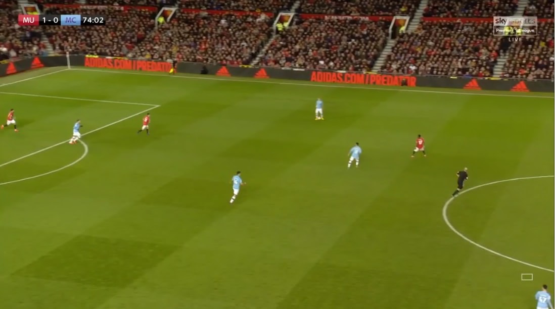 Fan Arsenal ném đá Luiz - Bóng Đá