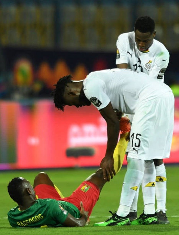 Fan Liverpool ném đá Lovren + Chamberlain - Bóng Đá