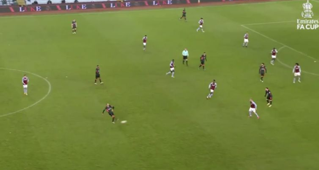 Đường chuyền thiên tài của Thiago dành cho Salah - Bóng Đá