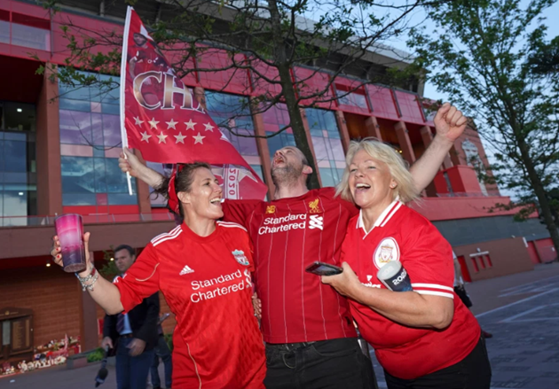 Hình ảnh các CĐV Liverpool ăn mừng vô địch (The Sun) - Bóng Đá