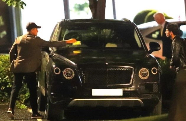 Man Utd outcast Alexis Sanchez spotted with new girlfriend - Bóng Đá