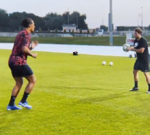 Virgil van Dijk gives Liverpool fans a glimpse of his recovery from serious knee injury  - Bóng Đá