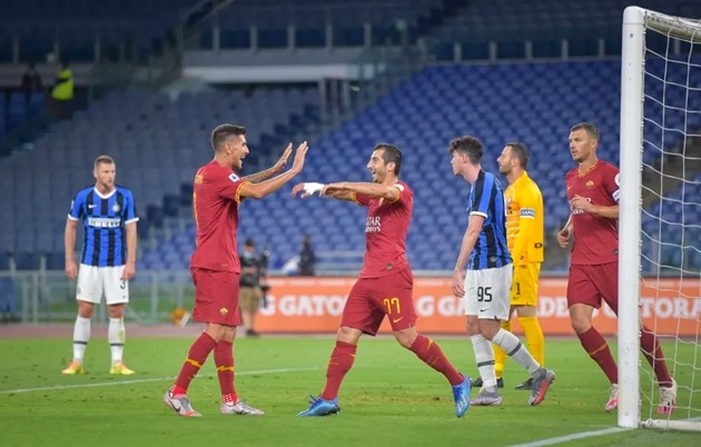 Tomas Soucek controversially sent off for ‘elbow’ on Mitrovic in stalemate - Bóng Đá