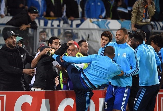 Eric Dier không phải là người duy nhất 'nói chuyện bằng tay chân' với CĐV - Bóng Đá