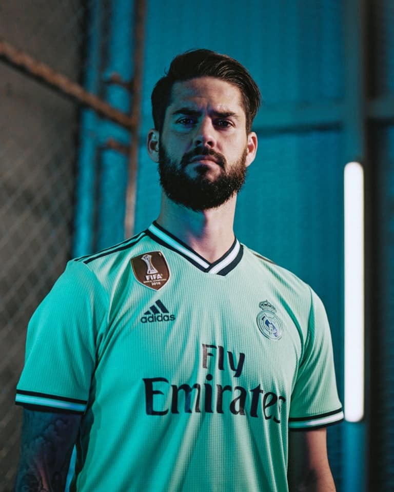 Real ra mắt áo đấu màu xanh - Bóng Đá